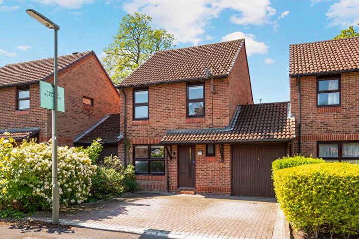 3 Bedroom Link Detached House For Sale In Fisher Close, Walton-on-Thames, KT12