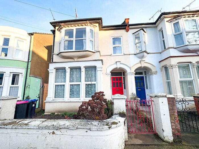 2 Bedroom Flat For Sale In Brightwell Avenue, Westcliff-on-Sea, SS0