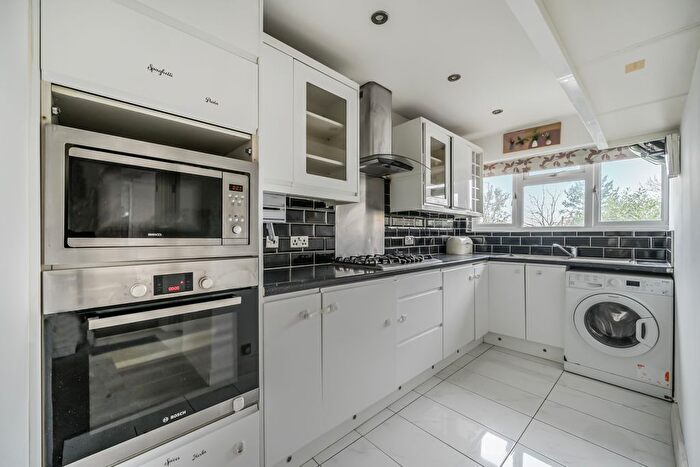 2 Bedroom Maisonette To Rent In Farnham Road, Slough, SL1