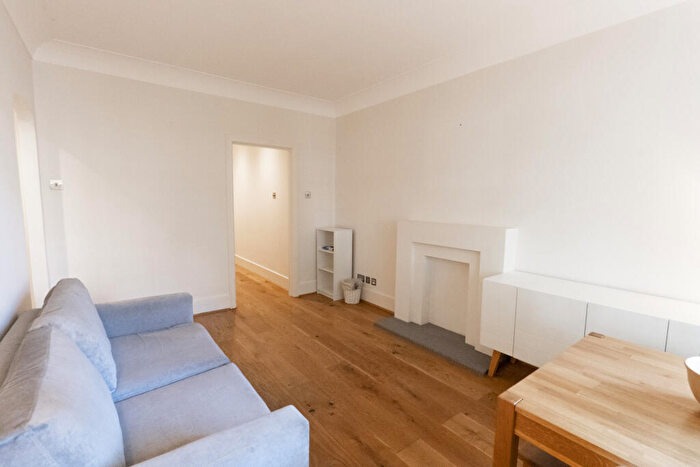 1 Bedroom Flat To Rent In Drayton Gardens, Chelsea, London, SW10