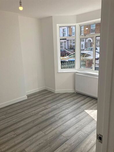 4 Bedroom Detached House To Rent In Kings Road, London, N18