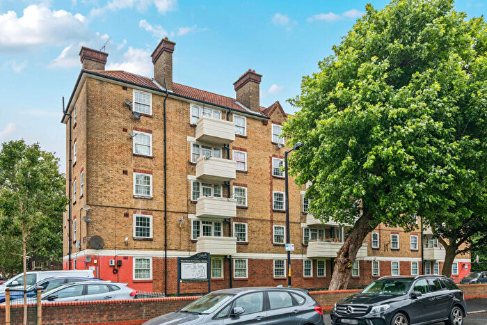 3 Bedroom Apartment For Sale In Wyndham Estate, London, SE5