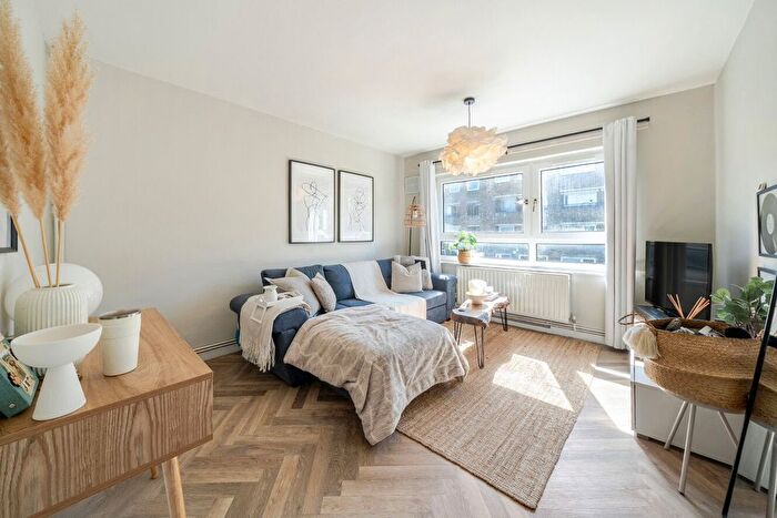 2 Bedroom Flat For Sale In Turenne Close, Battersea, London, SW18