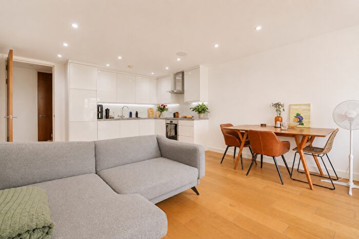1 Bedroom Apartment For Sale In Oasis Court, Mile End Road, London, E1