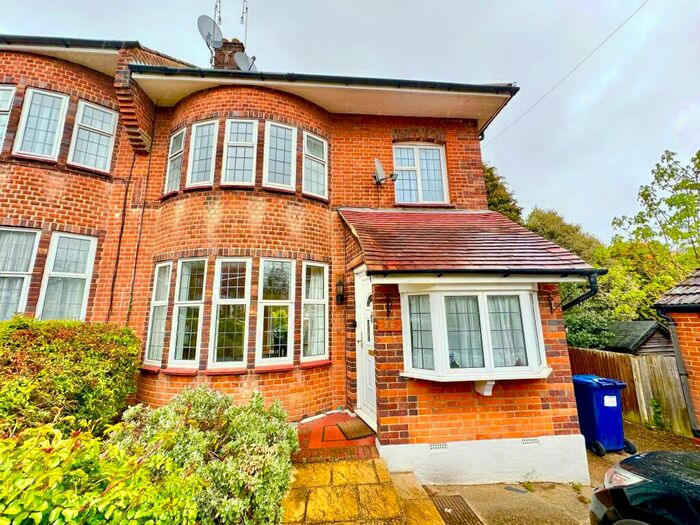 3 Bedroom Semi-Detached House To Rent In Saddlescombe Way, London, N12