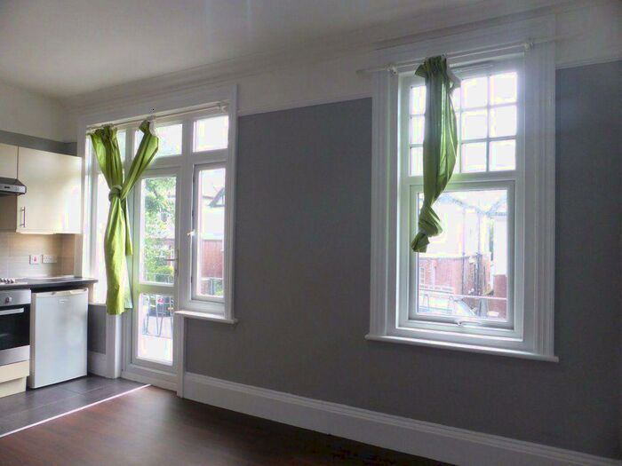 Studio To Rent In York Avenue -, P11