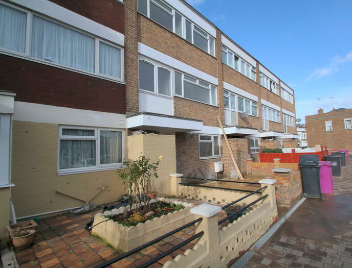 5 Bedroom Town House To Rent In Bow Common Lane, London, E3