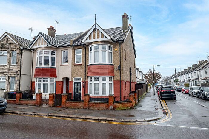 4 Bedroom Semi-Detached House For Sale In Southbourne Grove, Westcliff-On-Sea, SS0