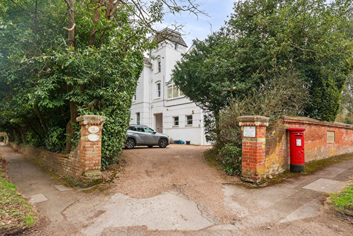 1 Bedroom Flat For Sale In Portsmouth Road, Esher, KT10