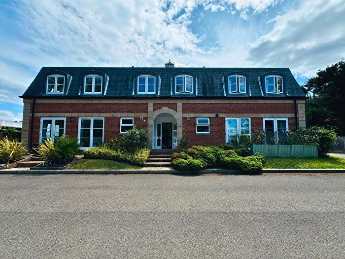 2 Bedroom Flat For Sale In The Pavilions, Crabbett Park, Worth, RH10