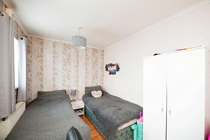 2 Bedroom Flat For Sale In Rose Lane, Romford, RM6