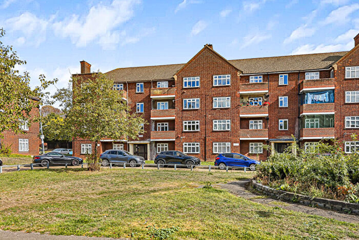 2 Bedroom Flat To Rent In Audley Court, South Woodford, Redbridge, London, E18