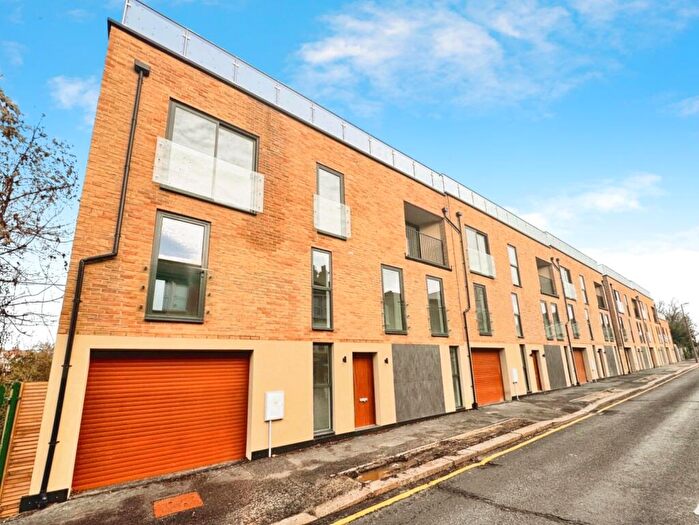 5 Bedroom End Of Terrace House To Rent In Station Road, Westcliff-On-Sea, SS0