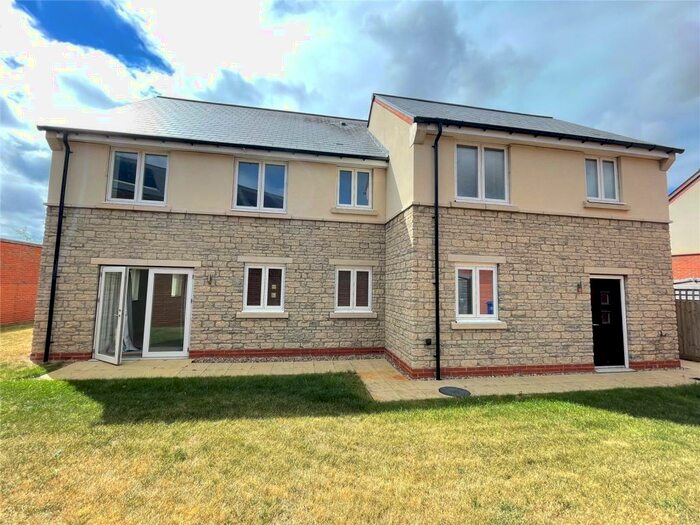 5 Bedroom Detached House To Rent In Lovage View, Bicester, OX27