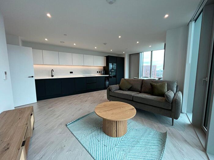 2 Bedroom Flat To Rent In Trinity Way, Manchester, M3