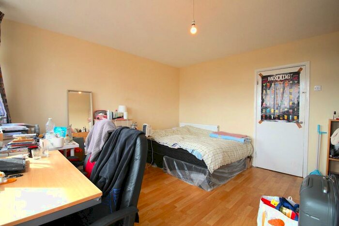 3 Bedroom Flat To Rent In Wentworth Mews, London, E3