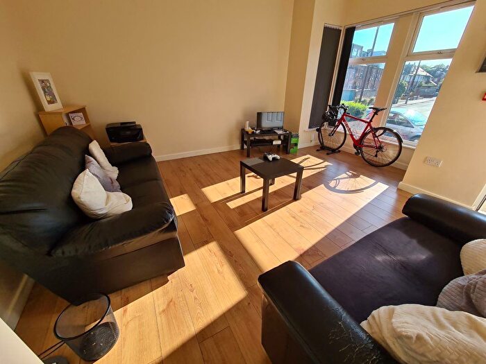 4 Bedroom Semi Detached House To Rent In Headingley Mount, Leeds, LS6