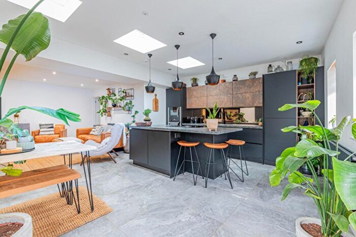 2 Bedroom Apartment For Sale In Cornerswell Road, Penarth, CF64