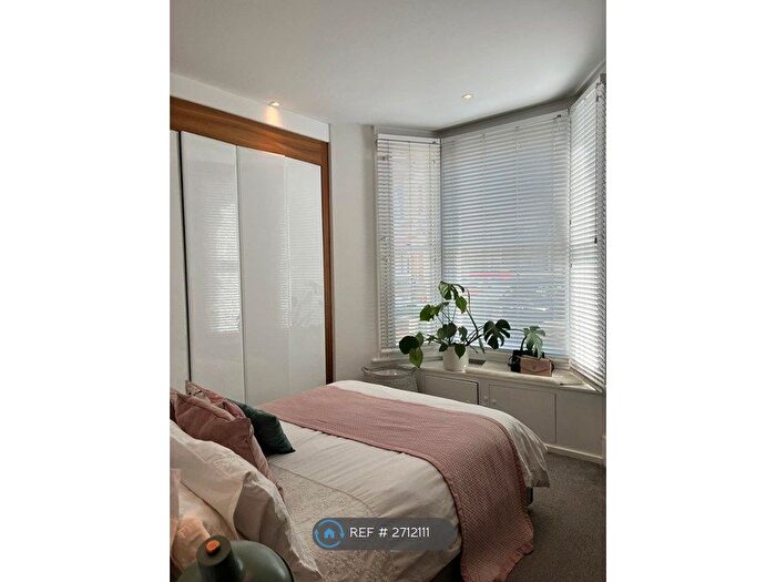 2 Bedroom Flat To Rent In Saint Lukes Avenue, London, SW4