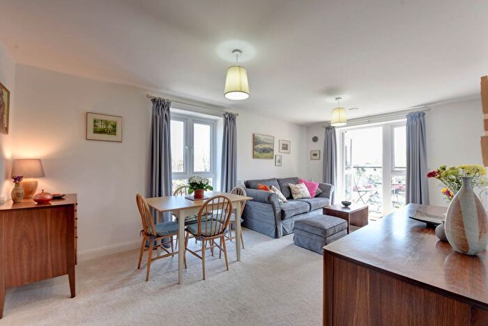 2 Bedroom Flat To Rent In Reading Road, Albert Court, RG9