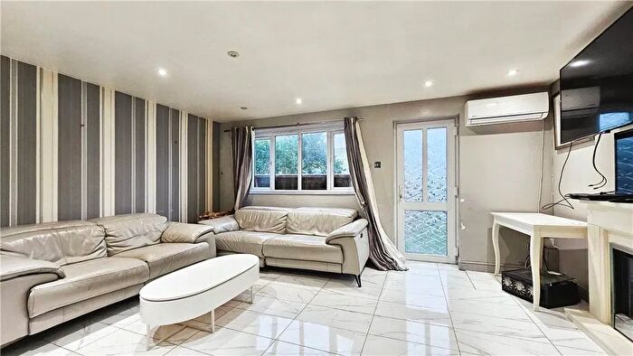 3 Bedroom Flat To Rent In Stanwell, Staines, TW19