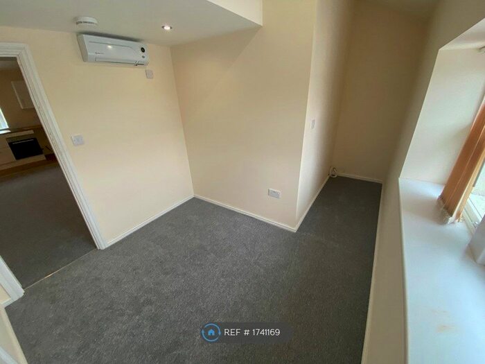 1 Bedroom Flat To Rent In Shamrock House, Pudsey, LS28