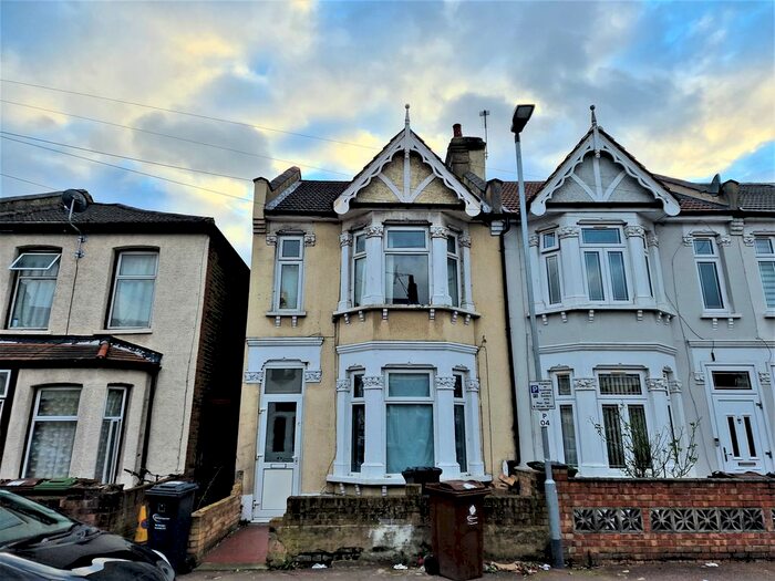 2 Bedroom Flat To Rent In Park Avenue, Barking, IG11