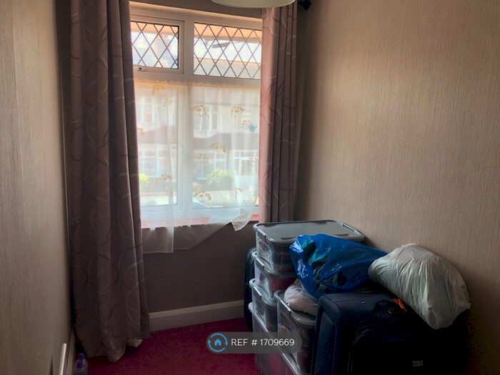 3 Bedroom End Of Terrace House To Rent In Chipstead Avenue, Thornton Heath, CR7