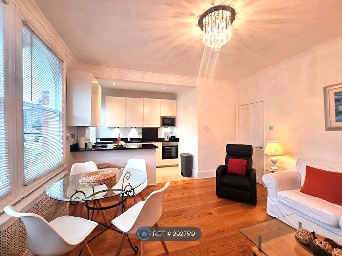 2 Bedroom Flat To Rent In Sheen Park, Richmond, TW9