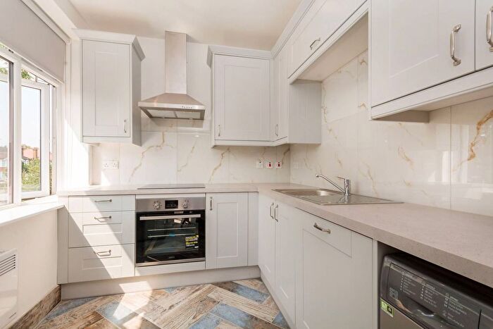 2 Bedroom Flat For Sale In Gunnersbury Avenue, Ealing, London, W5