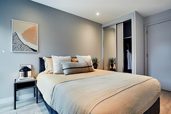 3 Bedroom Flat To Rent In Clyde Place, Glasgow, G5