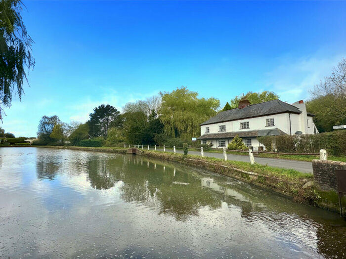 2 Bedroom Cottage To Rent In Half Price First Month Rent!, PO18