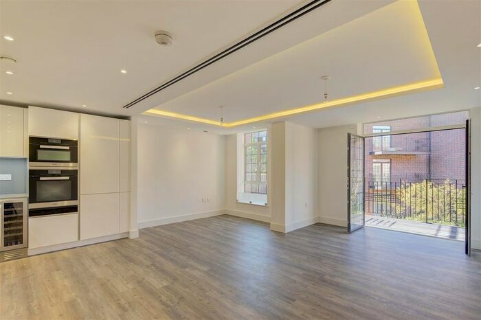 3 Bedroom Flat To Rent In Wellgarth Road, London, NW11