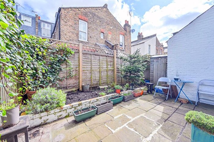 2 Bedroom Flat To Rent In Ormiston Grove, Shepherd's Bush, London, W12