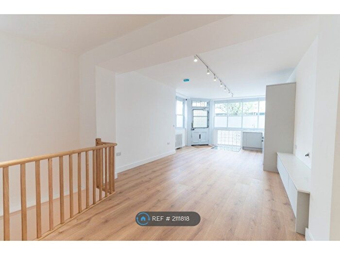 3 Bedroom Flat To Rent In Roman Road, London, E2
