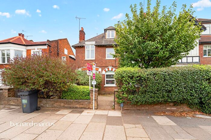 1 Bedroom Flat For Sale In High Road, London, N20