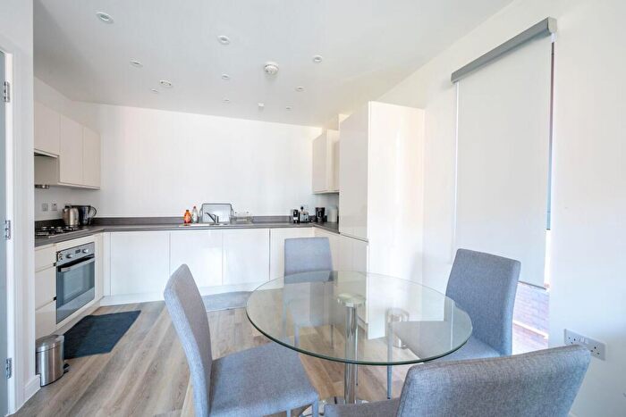 2 Bedroom Flat To Rent In Walnut Tree Close, Guildford, GU1