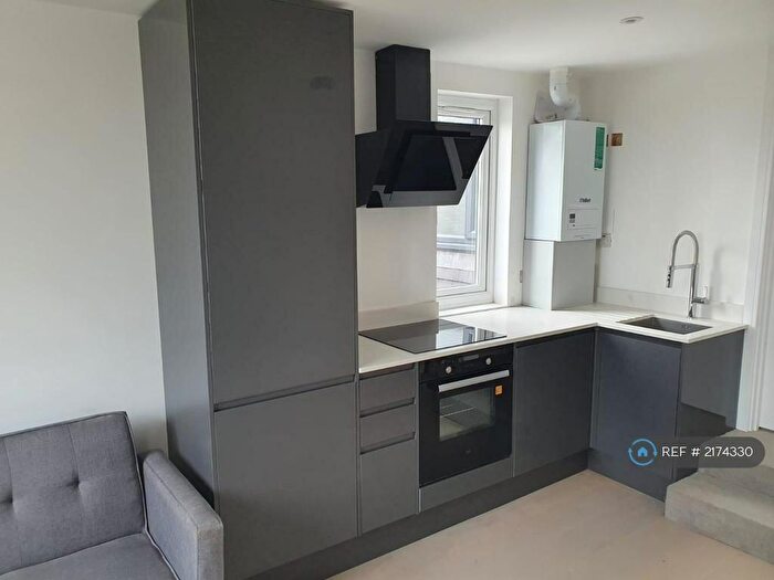 2 Bedroom Flat To Rent In Finchley Lane, London, NW4