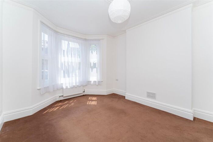 1 Bedroom Flat For Sale In Oaklands Road, London, W7