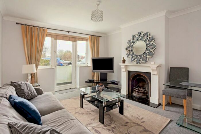 2 Bedroom Flat To Rent In River Court Taplow, SL6