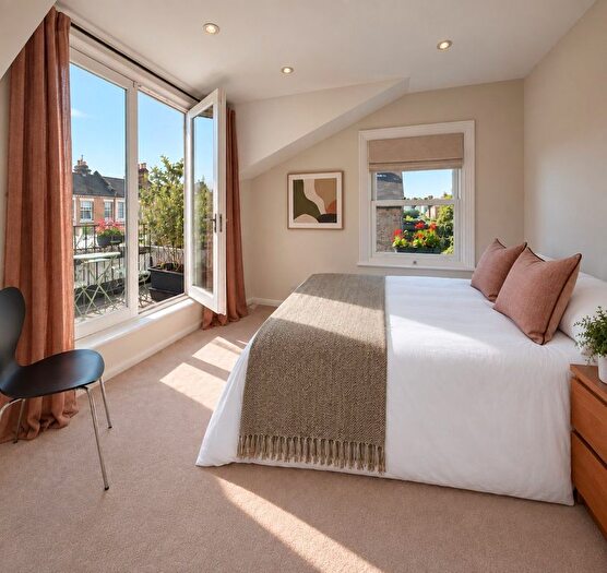 2 Bedroom Flat For Sale In Lower Richmond Road, West Putney, SW15