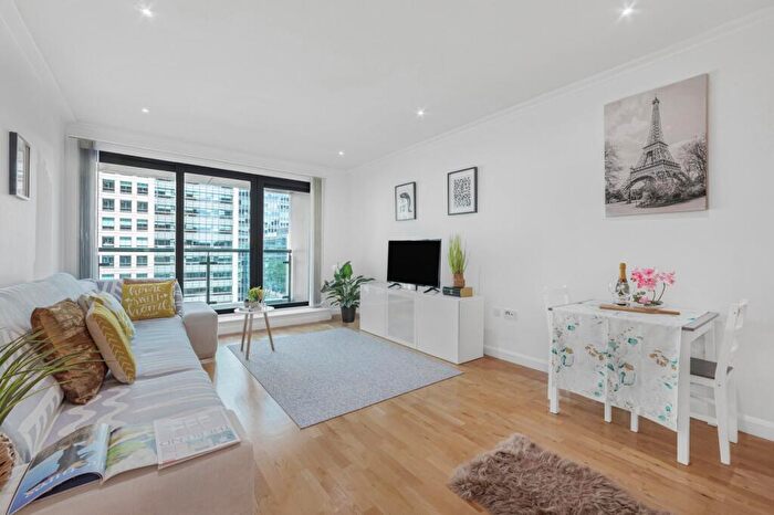 2 Bedroom Flat For Sale In Discovery Dock Apartments East, South Quay Square, E14