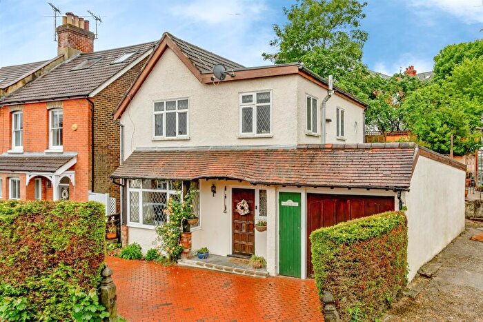 3 Bedroom Detached House For Sale In Woodlands Avenue, Redhill, RH1