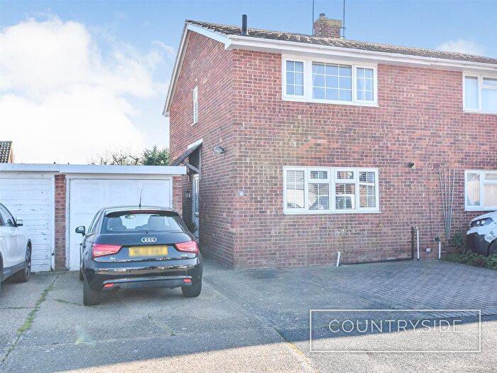 3 Bedroom Semi Detached House For Sale In Kingfisher Drive, Benfleet, SS7