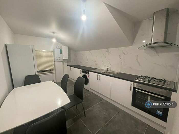3 Bedroom Flat To Rent In Birkbeck Road - Upper, London, N17
