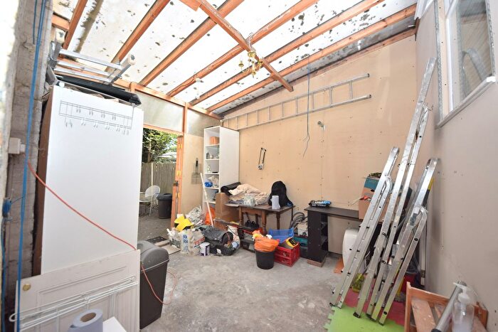 3 Bedroom Flat To Rent In The Drive, Ilford, IG1