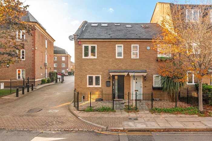 3 Bedroom End Of Terrace House For Sale In Redmans Road, Stepney Greeen, E1
