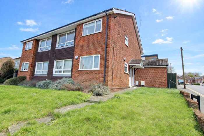 2 Bedroom Flat To Rent In Tolmers Road, Cuffley, EN6