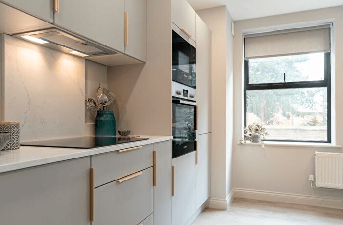 1 Bedroom Flat To Rent In Crescent Way, London, SW16