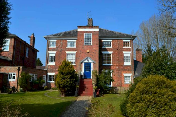 2 Bedroom Flat To Rent In Charnham Court, Hungerford, RG17